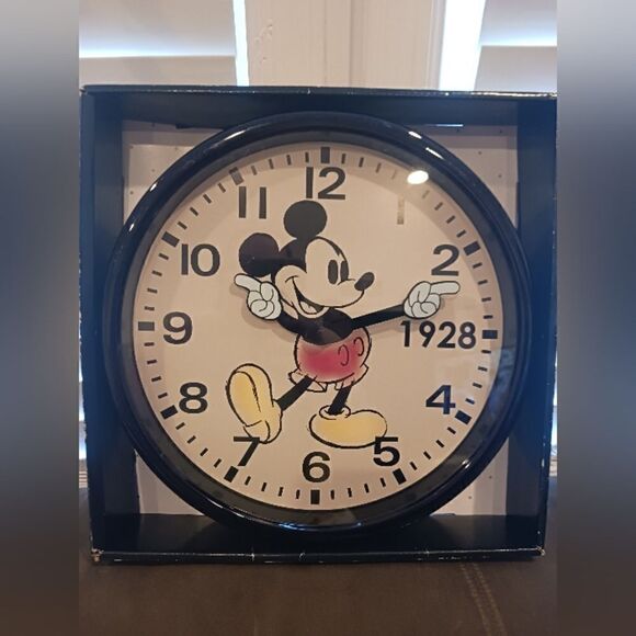Mickey Mouse Wall Clock - Picture 1 of 4